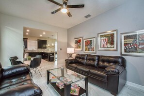 Casa, várias camas (9032HS-The Retreat at ChampionsGate) | Sala de estar