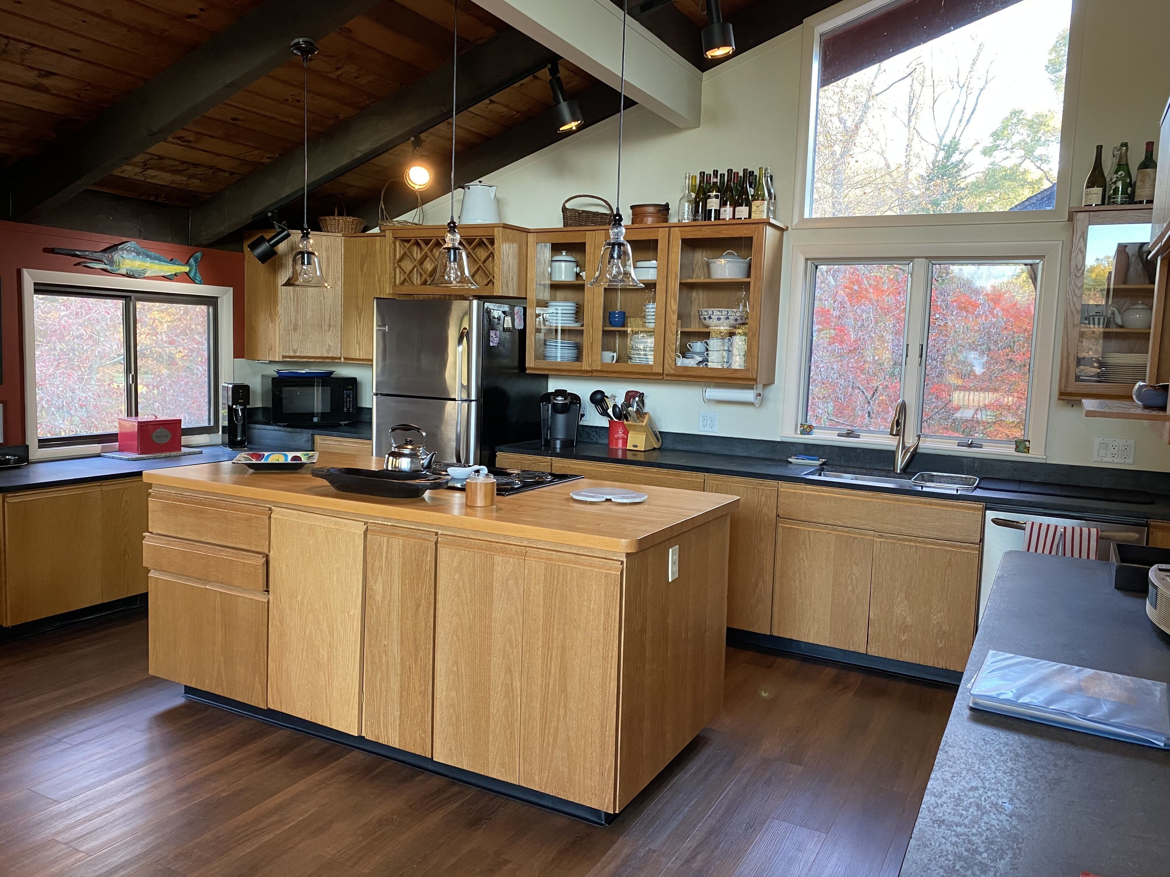 Jääkaappi, mikroaaltouuni, uuni, liesi