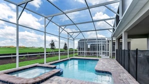 Una piscina coperta all'aperto con vista su un paesaggio verde.