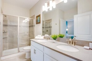 Casa, varias camas (C701PBD- The Retreat at ChampionsGate) | Baño