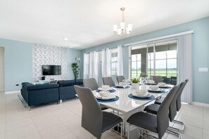 Hus - flere senge (6082BOD-Solterra Resort) | Spiseområde