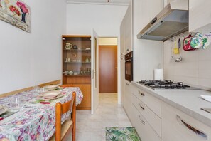 Microonde, forno, piano cottura, tostapane