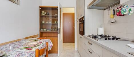 Micro-ondes, four, plaque de cuisson