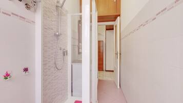Dusche, Haartrockner, Bidet