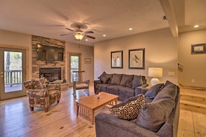 TV, fireplace, DVD player, ping pong - The Captains Quarters in Rogers w/ Covered Porch! (Rogers)