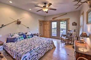 5 bedrooms, iron/ironing board, Internet, bed sheets - The Captains Quarters in Rogers w/ Covered Porch! (Rogers)