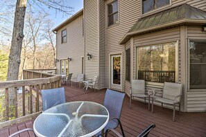 Outdoor dining - The Captains Quarters in Rogers w/ Covered Porch! (Rogers)