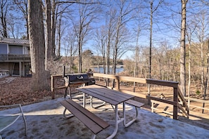 Outdoor dining - The Captains Quarters in Rogers w/ Covered Porch! (Rogers)