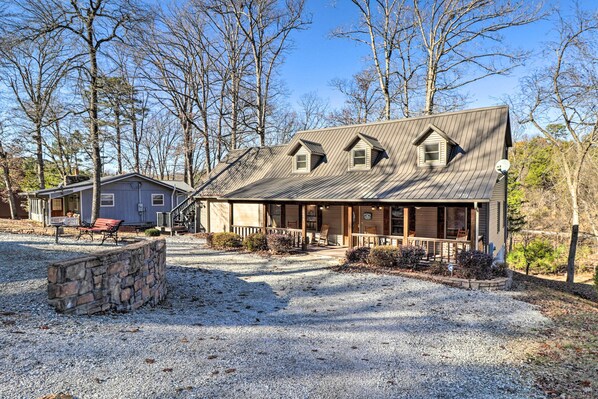 Exterior - The Captains Quarters in Rogers w/ Covered Porch! (Rogers)