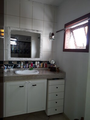 Chuveiro, secador de cabelo, toalhas de banho