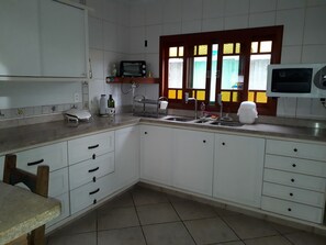 Refrigerador, horno, parrilla de estufa y licuadora 