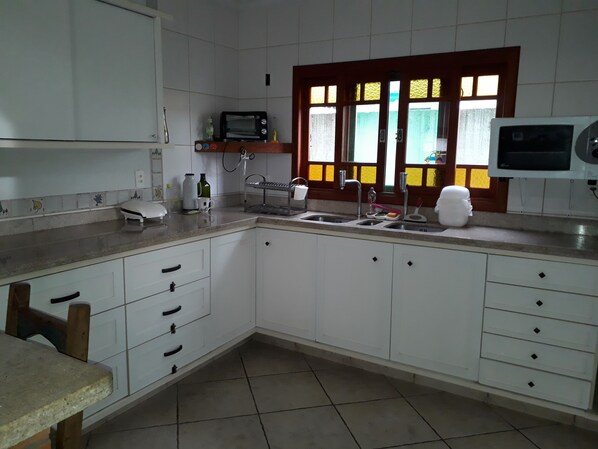 Fridge, oven, stovetop, blender
