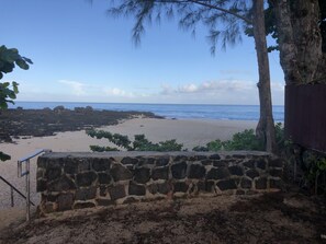 En la playa, camastros y toallas de playa 