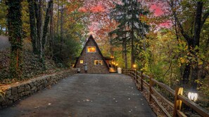 Property grounds - Near DTWN, 1Mile to SKI, MTN Views, HotTub,A-Frame (Gatlinburg)