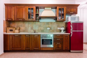 Réfrigérateur, four à micro-ondes, un four, surface de cuisson