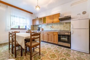 冷蔵庫、オーブン、コンロ、コーヒー / ティーメーカー