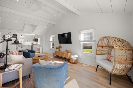 TV. * Gorgeous Loft Style House w/ Luxury, Charm, & Comfort *