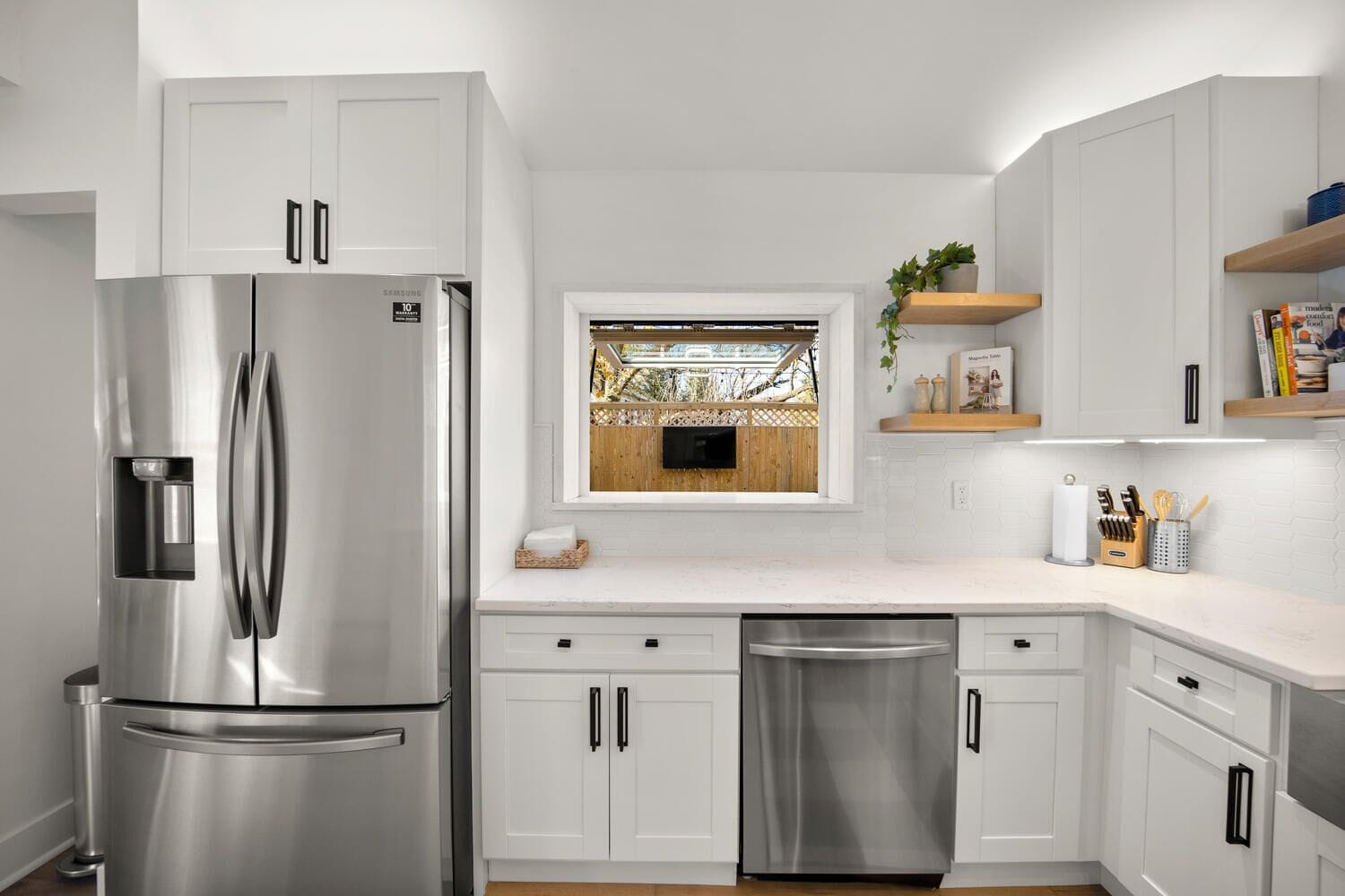 Frigorifero, microonde, forno, piano cottura