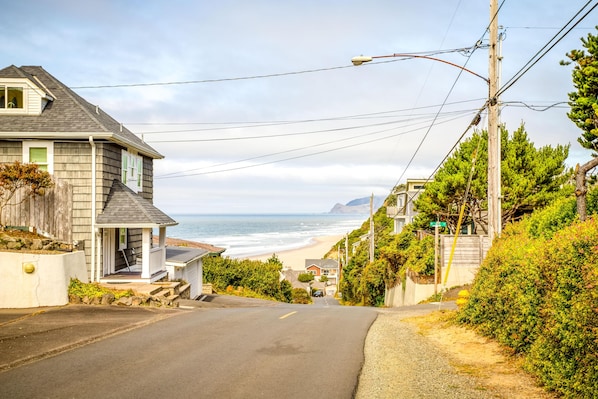 A coastal street with houses, a beach view, and a clear sky. - Anchor Court (Lincoln City)