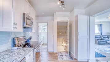 House, Multiple Beds (Anchor Court) | Private kitchen
