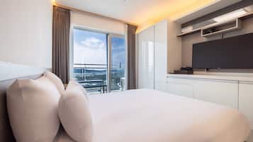 Deluxe King with Terrace (Harbor View) | Soundproofing, free WiFi, bed sheets