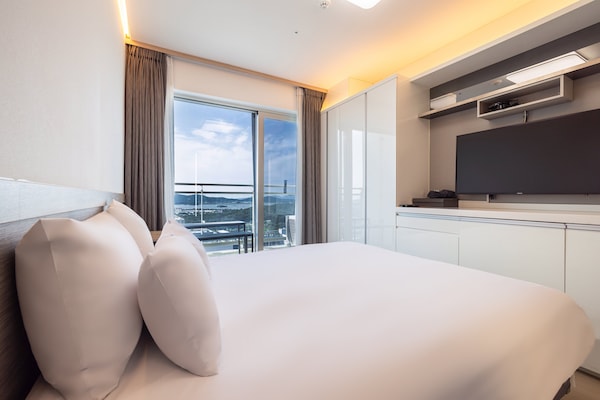 Deluxe King with Terrace (Harbor View) | Soundproofing, free WiFi, bed sheets