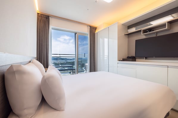 Deluxe King with Terrace (Harbor View) | Soundproofing, free WiFi, bed sheets - Skytop Hotel Incheon Airport (Incheon)