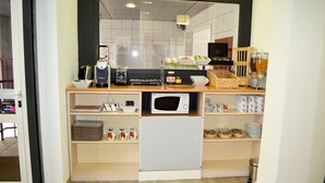 A compact kitchenette with a microwave, toaster, and coffee maker. - Artyster Clermont-ferrand (Clermont-Ferrand)