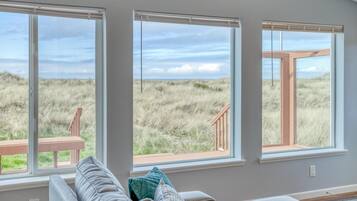 Casa, varias camas, vista a la playa (Windsong Hideaway) | Sala de estar