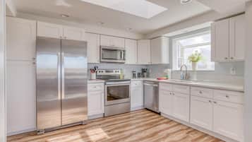 House, Multiple Beds, Beach View (Windsong Hideaway) | Private kitchen