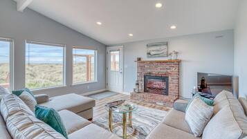 Casa, varias camas, vista a la playa (Windsong Hideaway) | Sala de estar