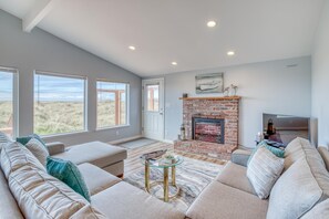 House, Multiple Beds, Beach View (Windsong Hideaway) | Living room - Windsong Hideaway (Waldport)