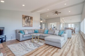 Living room - Windsong Hideaway (Waldport)