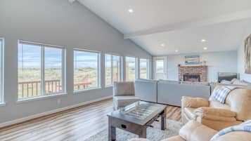 House, Multiple Beds, Beach View (Windsong Hideaway) | Living room