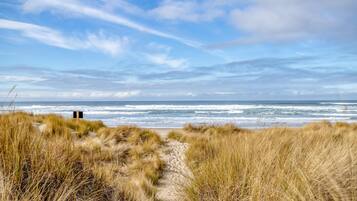Casa, varias camas, vista a la playa (Windsong Hideaway) | Playa | En la playa