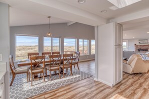 Living room - Windsong Hideaway (Waldport)