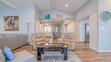 Casa, varias camas, vista a la playa (Windsong Hideaway) | Sala de estar