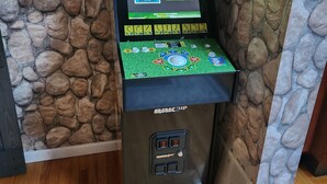 A 3D golf arcade machine with a screen displaying the game 'Golden Tee 3D Golf.' - Private waterfront retreat in the Pocono mountains. Hot tub, Fire pit, Dogs ok (Cresco)