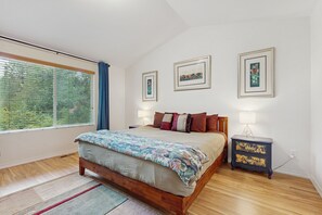 3 soverom, strykejern/-brett, internettilgang og sengetøy