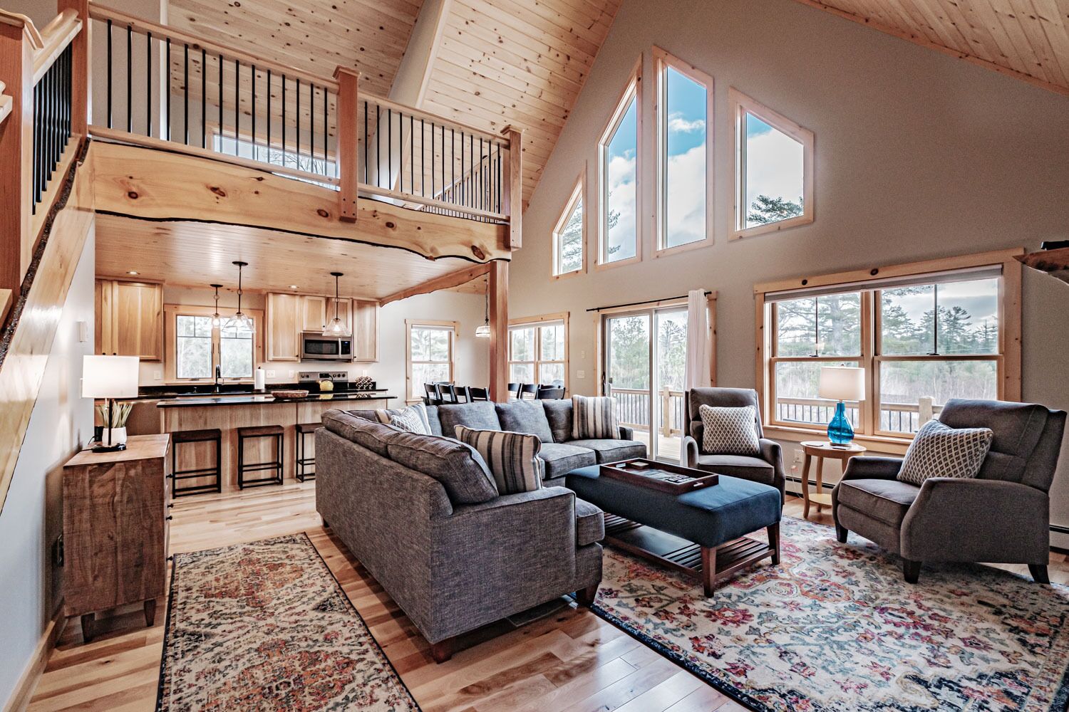 Een televisie, een open haard en tafelvoetbal