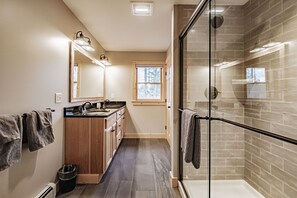 Badewanne, Haartrockner, Handtücher