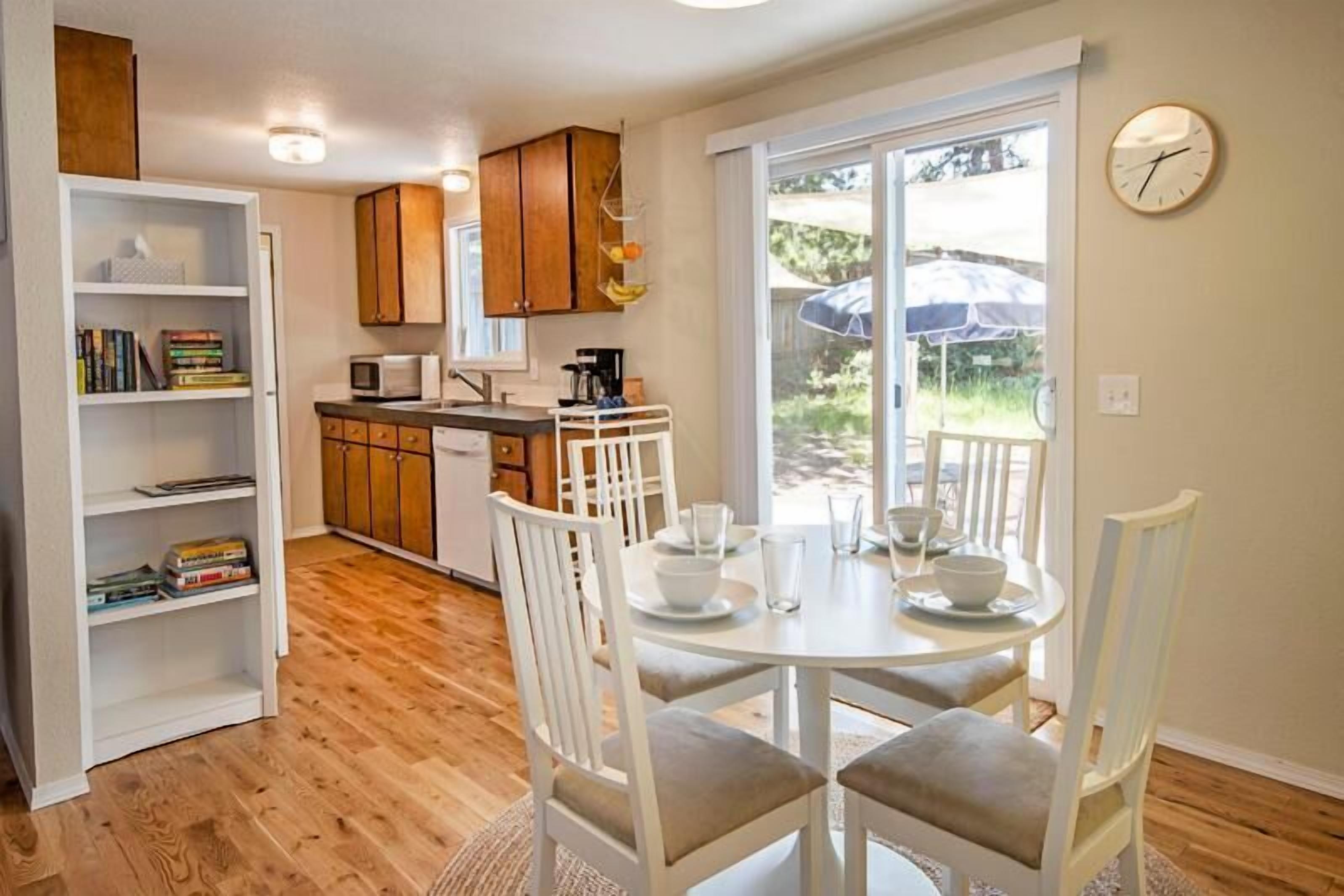 House, 2 Queen Beds (Larkspur House) | Private kitchen