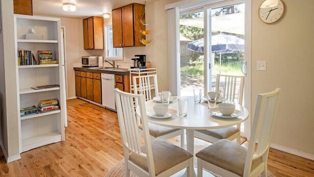 House, 2 Queen Beds (Larkspur House) | Private kitchen - Larkspur House (Bend)