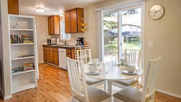 House, 2 Queen Beds (Larkspur House) | Private kitchen