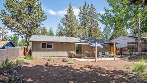 House, 2 Queen Beds (Larkspur House) | Exterior - Larkspur House (Bend)