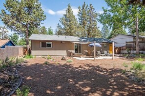 House, 2 Queen Beds (Larkspur House) | Exterior - Larkspur House (Bend)