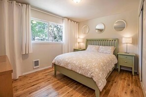 House, 2 Queen Beds (Larkspur House) | 2 bedrooms - Larkspur House (Bend)