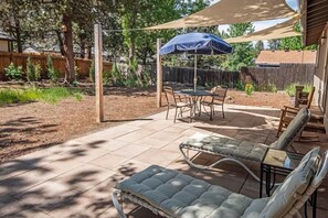 Property grounds - Larkspur House (Bend)