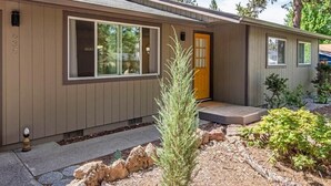 House, 2 Queen Beds (Larkspur House) | Exterior - Larkspur House (Bend)