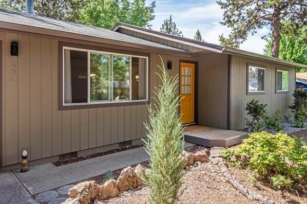 House, 2 Queen Beds (Larkspur House) | Exterior - Larkspur House (Bend)